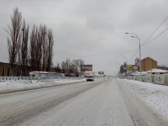 Фото рекламной плоскости по адресу Набережная, перед заправкой WOG, (250 от остановки Чайка) направление в Киев