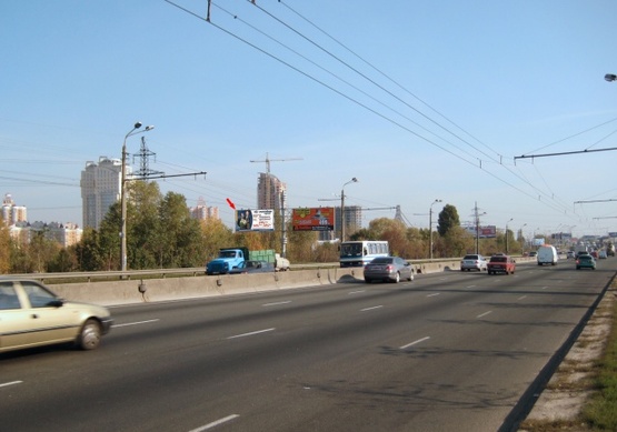 Фото рекламной плоскости по адресу Московский проспект, крупная транспортная развязка, направление Троещина (Метро Кеш энд Керри, ТРЦ "Блокбастер")