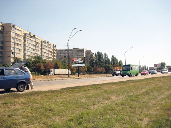 Фото рекламной плоскости по адресу Большая Окружная 1, крупная транспортная развязка, через дорогу Автозаз Дэу, в сторону пр-т.,Одесской пл., на развилке