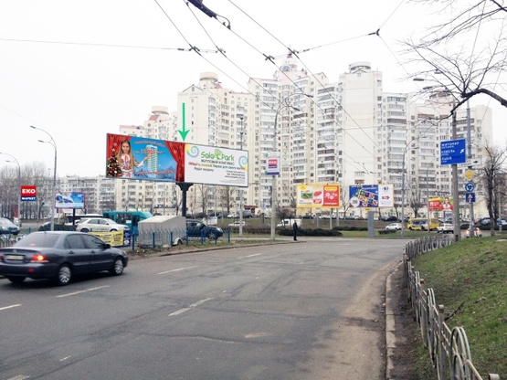 Фото рекламной плоскости по адресу Маршала Тимошенко ул., 21к6, м. Минская, университет Бориса Гринченко, Еко-Маркет, Огромное количество Банков и магазинов