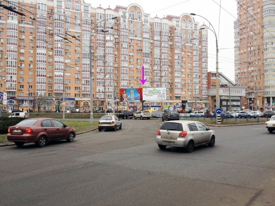 Фото рекламной плоскости по адресу Маршала Тимошенко ул., 21к6, м. Минская, университет Бориса Гринченко, Еко-Маркет, Огромное количество Банков и магазинов