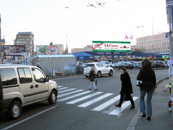 Фото рекламной плоскости по адресу Маршала Тимошенко ул., 21к1, выход из м. Минская, огромное количество магазинов, офисов банков