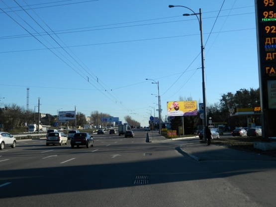 Фото рекламной плоскости по адресу ул. Б.Окружная / заправка "БРСМ", ТЦ "Диамант", р-н "Верховина" в напр. Одесской пл.