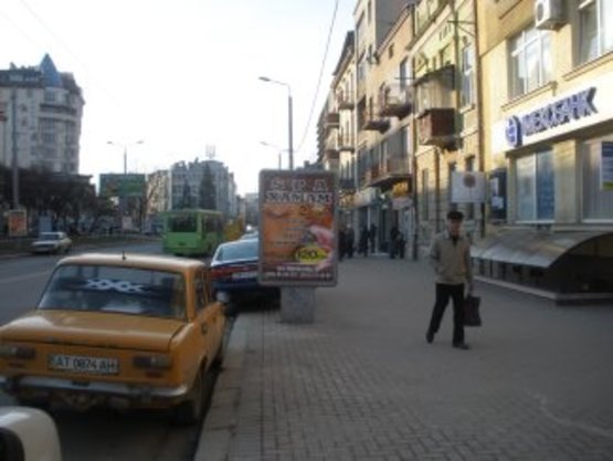 Фото рекламной плоскости по адресу Незалежності 36 (навпроти готеля Надія)