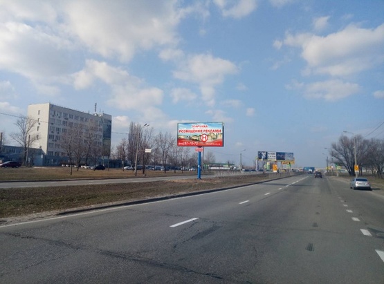 Фото рекламної площини за адресою Ул. Богатырская, напротив дома №11. РАЗДЕЛИТЕЛЬ. На светофоре. 100 м до АЗС WOG,  Докер паб, ЭПИЦЕНТР. Выезд из Киева