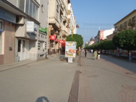 Фото рекламной плоскости по адресу Незалежності (початок стометровки)