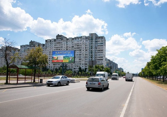 Фото рекламной плоскости по адресу Ул. Оноре де Бальзака - ул. Драйзера, 21. На остановке, парковка супермаркета СИЛЬПО