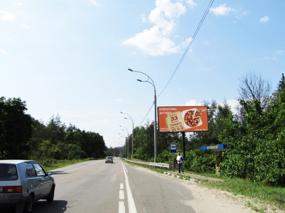 Фото рекламної площини за адресою Минский проспект, 200 м до конно-спортивной базы "Набег", на остановке, направление в Киев