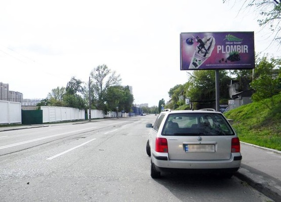 Фото рекламной плоскости по адресу Железнодорожное шоссе, 32а. Супермаркет ВЕЛИКА КИШЕНЯ, Автоцентр Peugeot «Илта на Печерске». В сторону метро Либедская