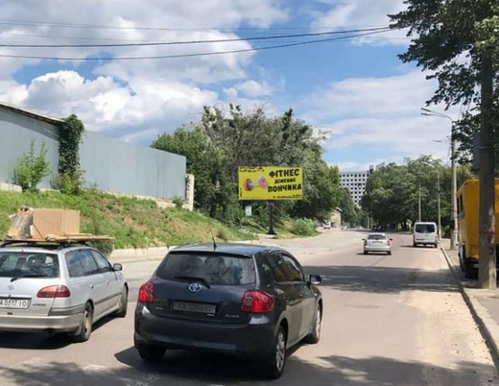 Фото рекламної площини за адресою Железнодорожное шоссе, 32а. Супермаркет ВЕЛИКА КИШЕНЯ, Автоцентр Peugeot «Илта на Печерске». В сторону Киквидзе