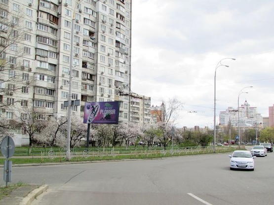 Фото рекламної площини за адресою Ул. Г. Днепра - клумба с ул. Зои Гайдай дом №12/10, съезд на ул Г. Днепра к МЕТРО, съезд к ул. Богатырской (200 м до ЭПИЦЕНТРа). ТРЦ Дрим таун, ЖК Smart Plaza Obolon. Направление к МЕТРО МИНСКАЯ