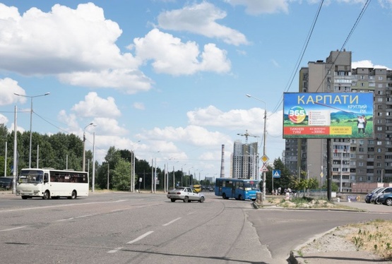 Фото рекламной плоскости по адресу Ул. Милославская, 29. Пересечение с ул. Оноре де Бальзака. ТЦ МИЛОСЛАВСКИЙ, ТЦ КВАДРАТ, супермаркет ВАРУС, Sport land. В сторону ул. М. Закревского