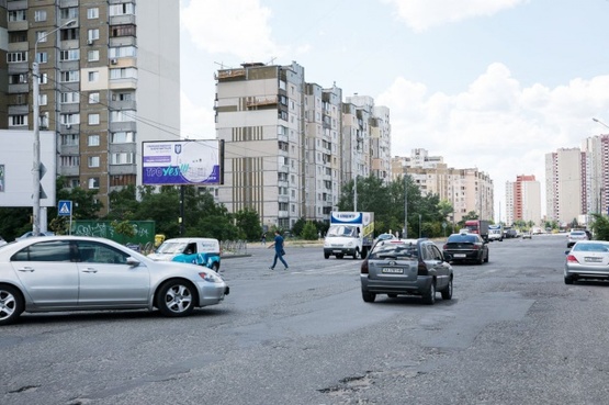 Фото рекламної площини за адресою Ул. Милославская, 29. Пересечение с ул. Оноре де Бальзака. ТЦ МИЛОСЛАВСКИЙ, ТЦ КВАДРАТ, супермаркет ВАРУС, Sport land