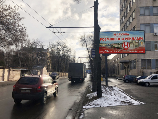 Фото рекламної площини за адресою Переулок Нестеров, 130 м от просп. Победы. Станция МЕТРО Шулявская, Киевский национальный экономический университет имени Вадима Гетьмана