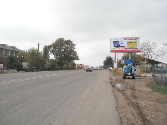 Фото рекламної площини за адресою Старониколаевская (Южная) дорога -  ЖК "Золотая Эра" из города к Ривьере