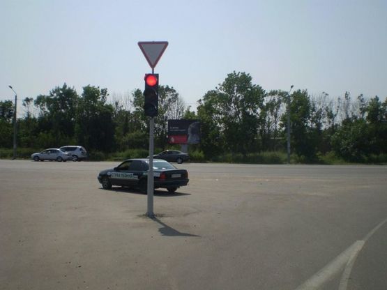 Фото рекламної площини за адресою Старониколаевская (Южная) дорога -  Ак. Заболотного ул. напротив выезда из ТРЦ Ривьера. Конструкция под баннер