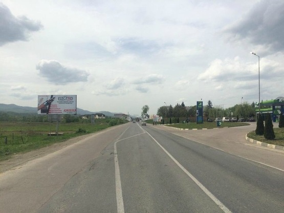 Фото рекламной плоскости по адресу м. Тячів, в'їзд в місто зі сторони м. Рахів, навпроти азс Вакос