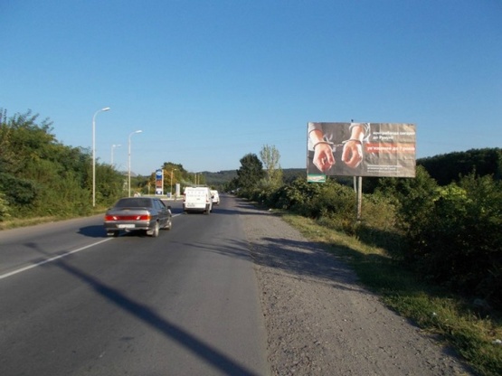 Фото рекламної площини за адресою м.Мукачево, вул. Матросова, виїзд з міста, біля АЗС БРСМ та АВІАС в сторону м.Хуст , траса  Мукачево - Івано-Франківськ