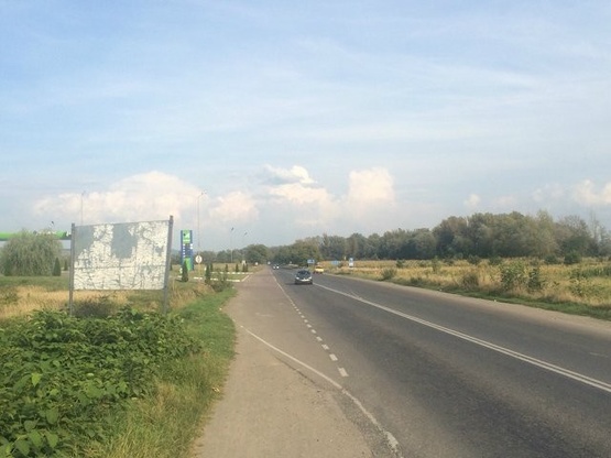 Фото рекламной плоскости по адресу м. Тячів вул.Незалежності, виїзд , АЗС (в сторону м.Рахів)