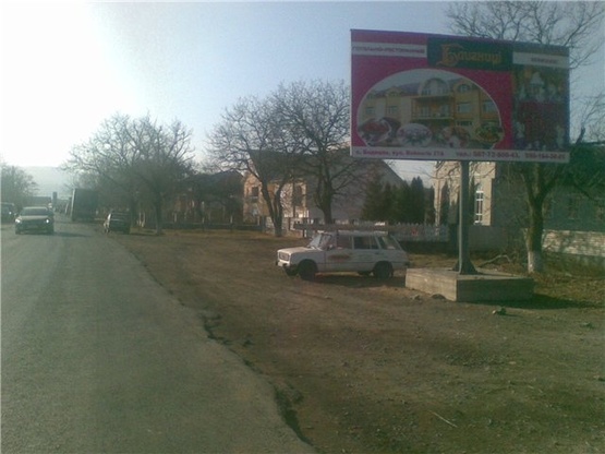 Фото рекламной плоскости по адресу с.Вільхівці, вул. Головна в сторону м. Тячів із сторони смт.Дубове