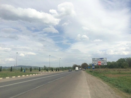 Фото рекламной плоскости по адресу Виїзд з м. Тячів, в сторону м. Рахів, навпроти азс Вакос