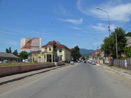 Фото рекламной плоскости по адресу м. Хуст, вул. Івана-Франка, автостанція,  заїзд в центр міста, в сторону м.  Ужгород
