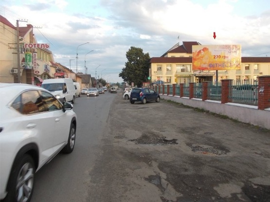 Фото рекламной плоскости по адресу м. Хуст, вул. Івана-Франка, центр міста, перед автовокзалом, в сторону м. Івано-Франківськ