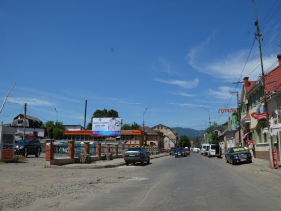 Фото рекламной плоскости по адресу м. Хуст, вул. Івана-Франка, автостанція,  заїзд в центр міста, в сторону м.  Ужгород