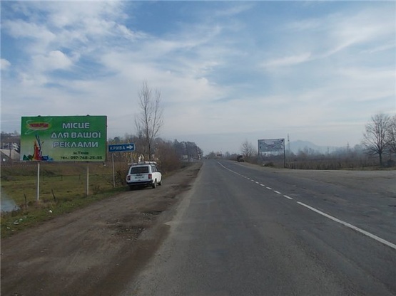 Фото рекламной плоскости по адресу м.Хуст, вул. Волошина, (переїзд)  в'їзд в місто траса Мукачево-Івано-Франківськ, в сторону м. Тячів