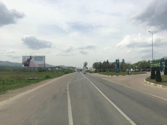 Фото рекламної площини за адресою м. Тячів, в'їзд в місто зі сторони м. Рахів, навпроти азс Вакос