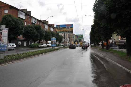 Фото рекламной плоскости по адресу вул.Проспект Незалежності 42(розділова смуга)