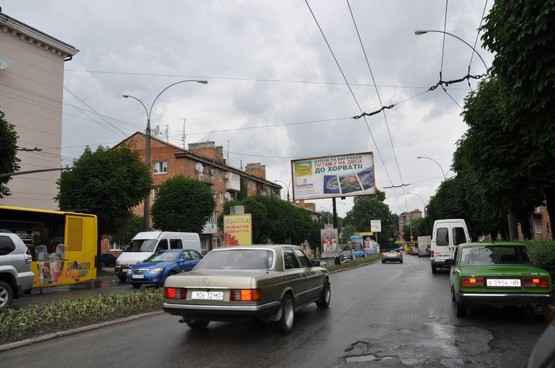 Фото рекламной плоскости по адресу вул.Проспект Незалежності 42(розділова смуга)