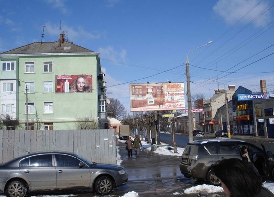 Фото рекламной плоскости по адресу вул.Головна 120 (фасад) навпроти автосалонуЗахід