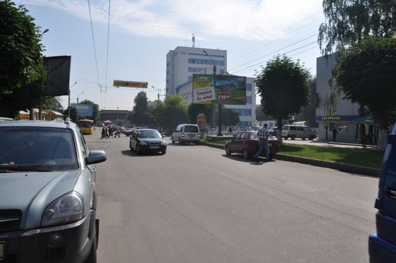 Фото рекламной плоскости по адресу вул.Комарова 1      ( р-н. Автовокзала)