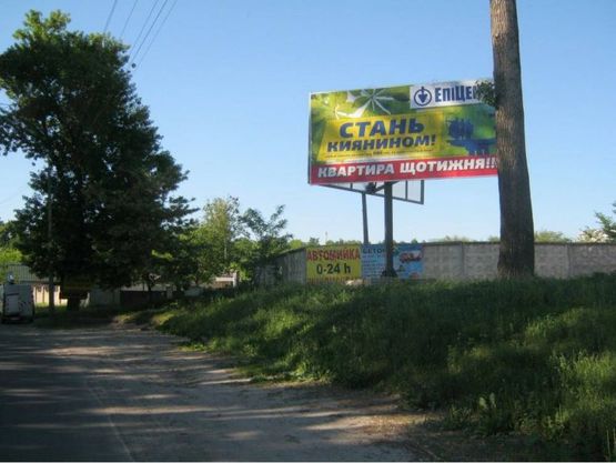 Фото рекламной плоскости по адресу м. Рівне вул. Чорновола, поряд з насосною станцією “Новий Двір”, неподалік автозаправки “ОККО”, та супермаркету АТБ, виїзд з міста Рівне,