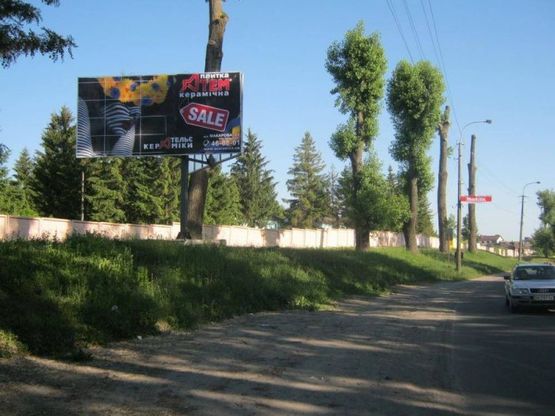 Фото рекламной плоскости по адресу м. Рівне вул. Чорновола, поряд з насосною станцією “Новий Двір”, неподалік автозаправки “ОККО” та супермаркету АТБ, в'їзд у місто Рівне
