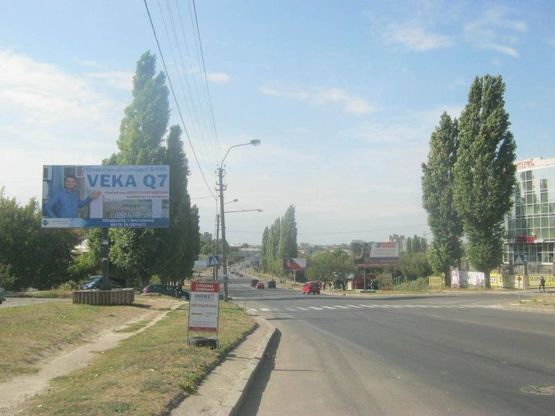 Фото рекламной плоскости по адресу м. Рівне вул. Шухевича 12, навпроти автозаправки “OKKO” та перехресті вулиць Шехевича/Андрія Мельника, неподалік офісний центр