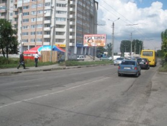 Фото рекламной плоскости по адресу Івасюка, 9 (навпроти Легенди)