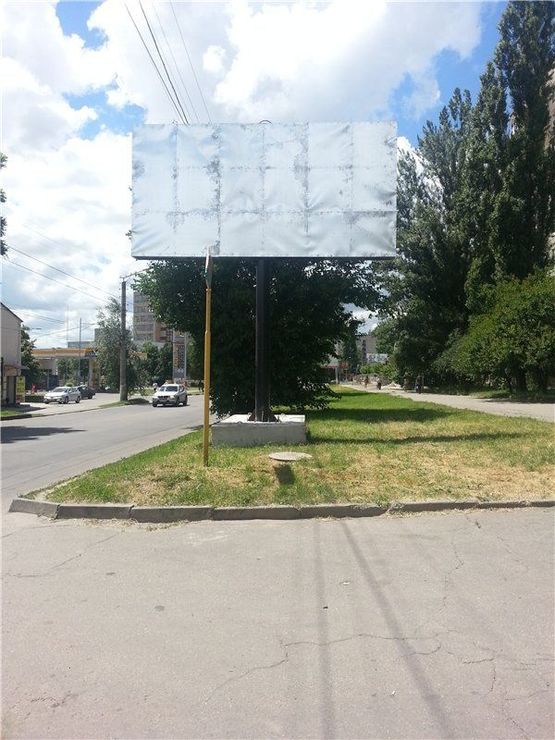Фото рекламной плоскости по адресу ул. Полтавская  - возле дома № 30 в г. Кировограде