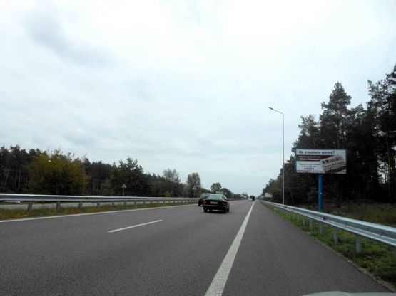 Фото рекламной плоскости по адресу Новообухівська траса, км 35+120 право, перед ж/д станция, напротив кот. Городок "Грин Вуд", за поворотом на с. Новые Безрадичи