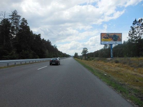 Фото рекламной плоскости по адресу Новообухівська траса, км 37+170 лево,перед ж/д станцией "Новые Безрадичи", напротив кот. Городок "Грин Вуд"