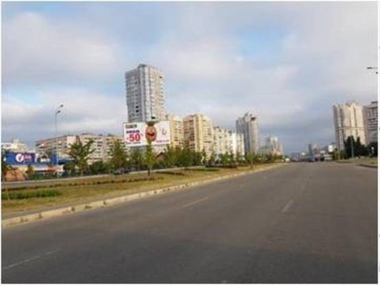 Фото рекламной плоскости по адресу Просп. Петра Григоренка (на разделители между Эпицентром и Метро)
