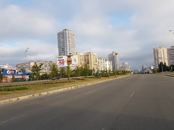 Фото рекламной плоскости по адресу Просп. Петра Григоренка (на разделители между Эпицентром и Метро)