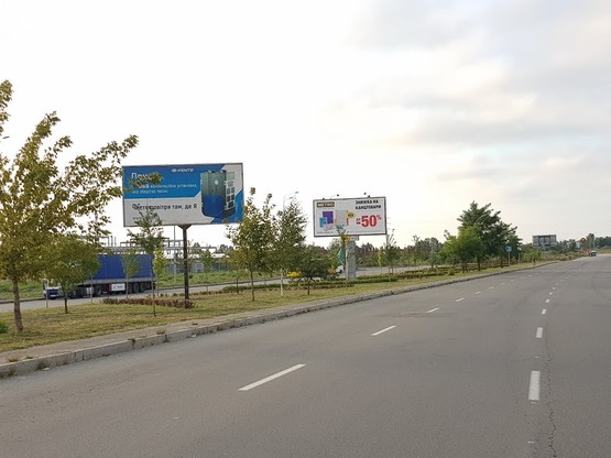 Фото рекламної площини за адресою Просп. Петра Григоренка (на разделители между Эпицентром и Метро)