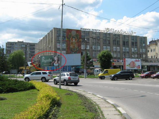 Фото рекламной плоскости по адресу Чорновола - вул. Липинського (зліва)