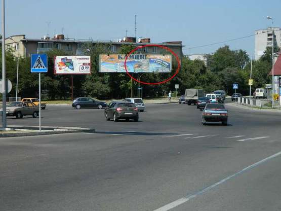 Фото рекламной плоскости по адресу Червоної Калини - вул. Угорська (правий)