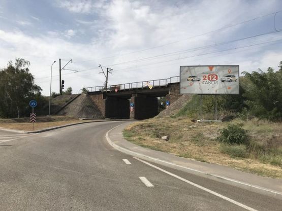Фото рекламной плоскости по адресу о.Хортиця, в сторону моста на Правий берег біля мосту над проїзджою частиною, справа, вздовж зал.колії 170 км+471