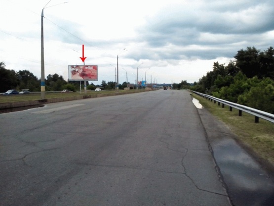 Фото рекламной плоскости по адресу Левобережный мостовой переход, в сторону Правого берега, на разделителе, в центр