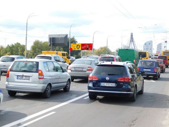 Фото рекламної площини за адресою Московский мост, у АЗС Хвиля, в сторону Петровки, в  центр, левый