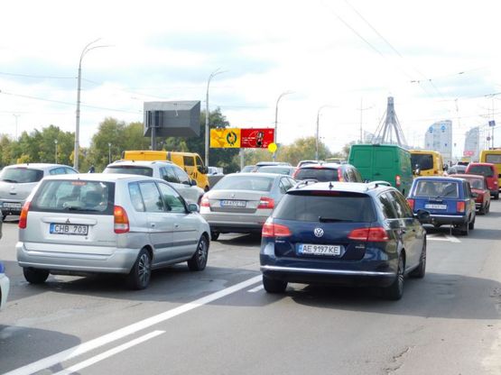 Фото рекламной плоскости по адресу Московский мост, у АЗС Хвиля, в сторону Петровки, в  центр, правый